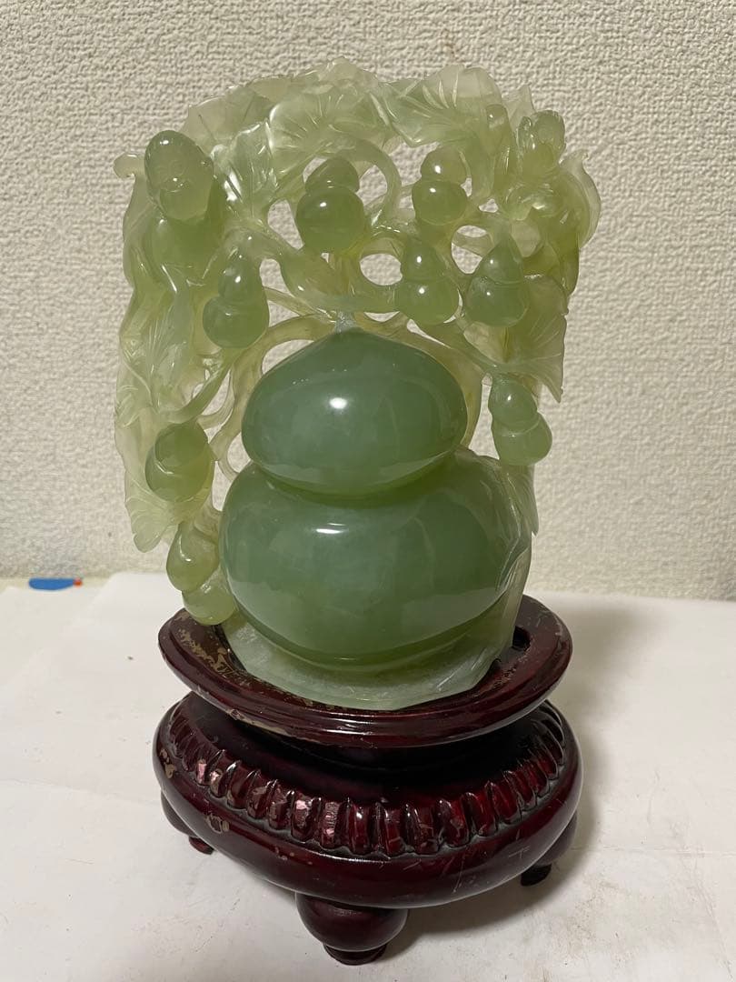 DCM 株式会社　天然石　綠石彫刻瓢箪　置物彫刻 木製台座付き