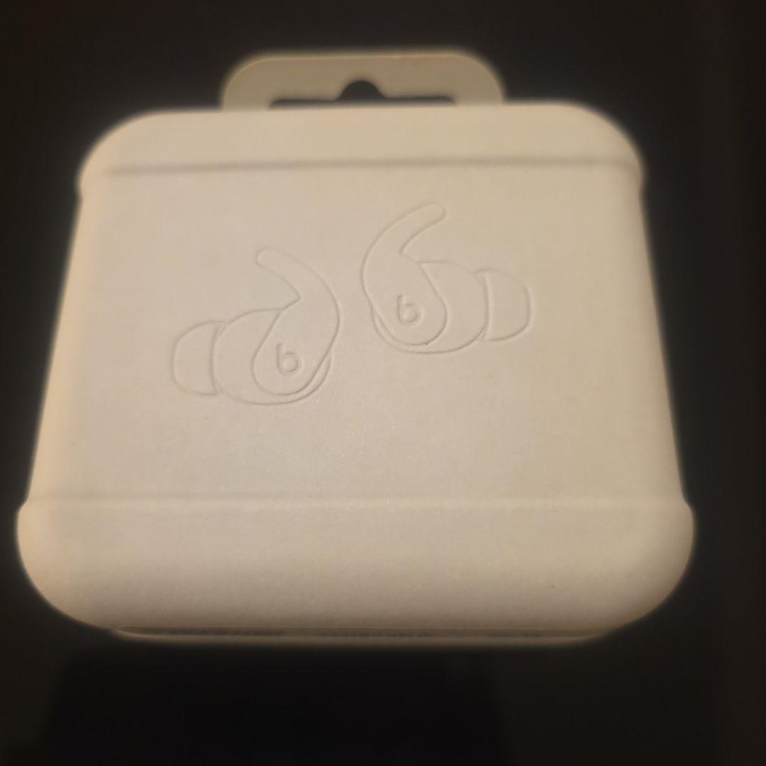 Beats ワイヤレスイヤホン ホワイト・ブラック