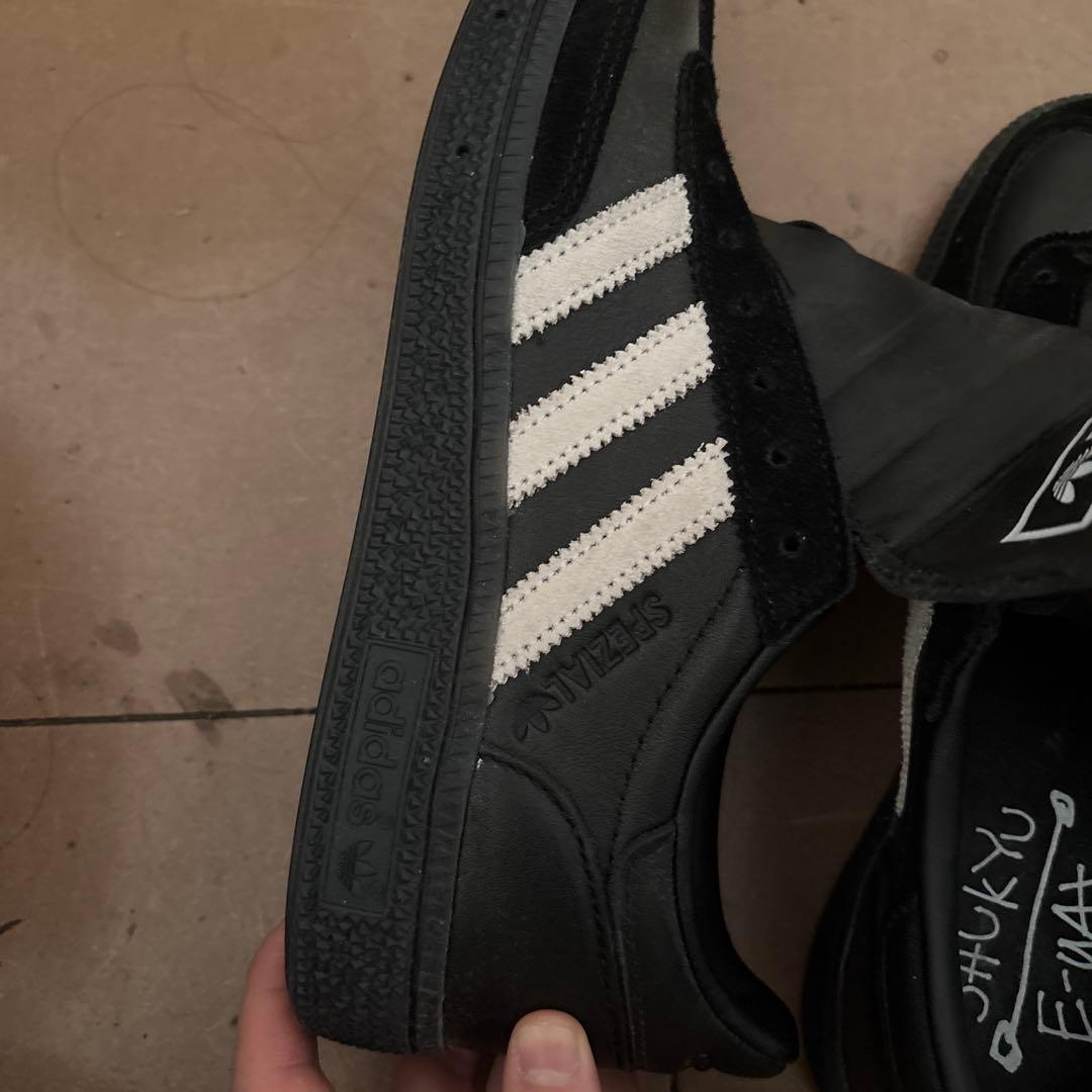 adidas 黒/白 ストライプ スニーカー