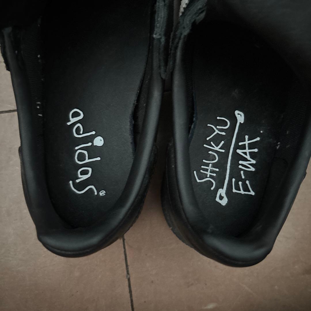 adidas 黒/白 ストライプ スニーカー