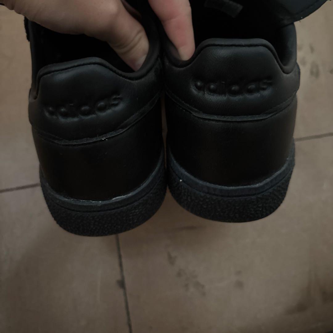 adidas 黒/白 ストライプ スニーカー