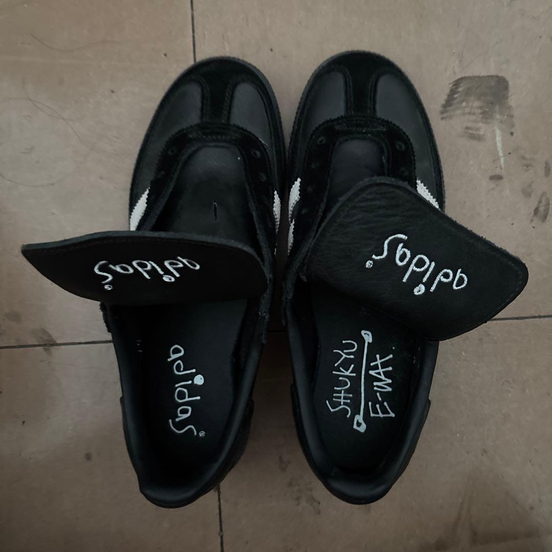 adidas 黒/白 ストライプ スニーカー