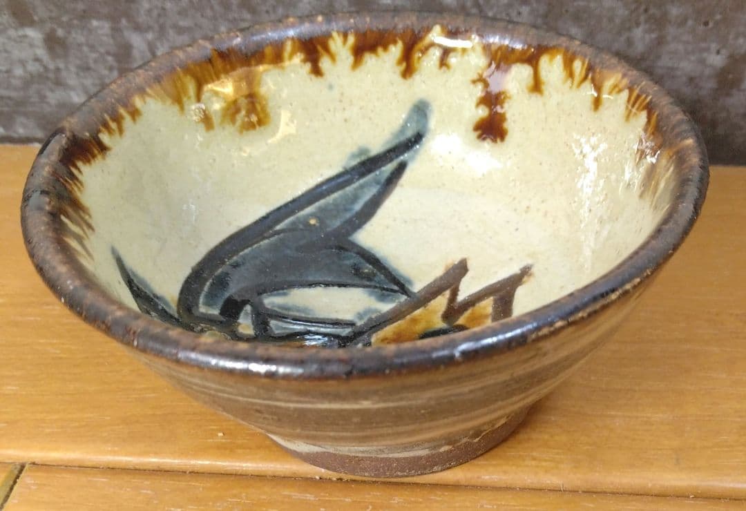 人間国宝 金城次郎 壷屋焼ぐい呑 栞 共箱 美品 大人気笑魚紋 やちむん 壺屋焼