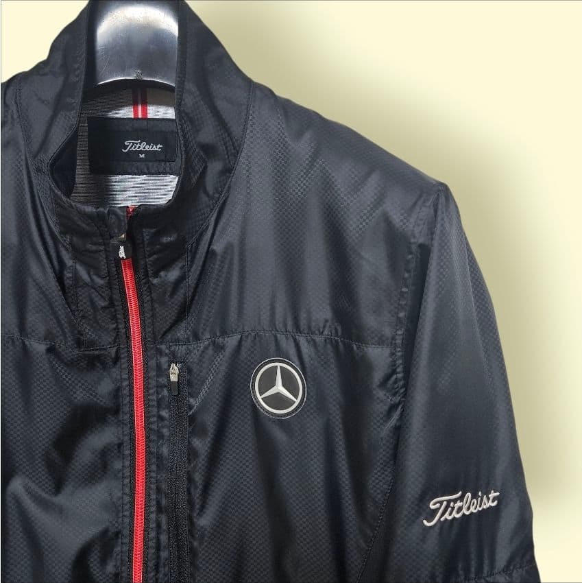 美品メルセデス・ベンツ&タイトリストメンズゴルフ2ウェイJKブラックM 蓄熱
