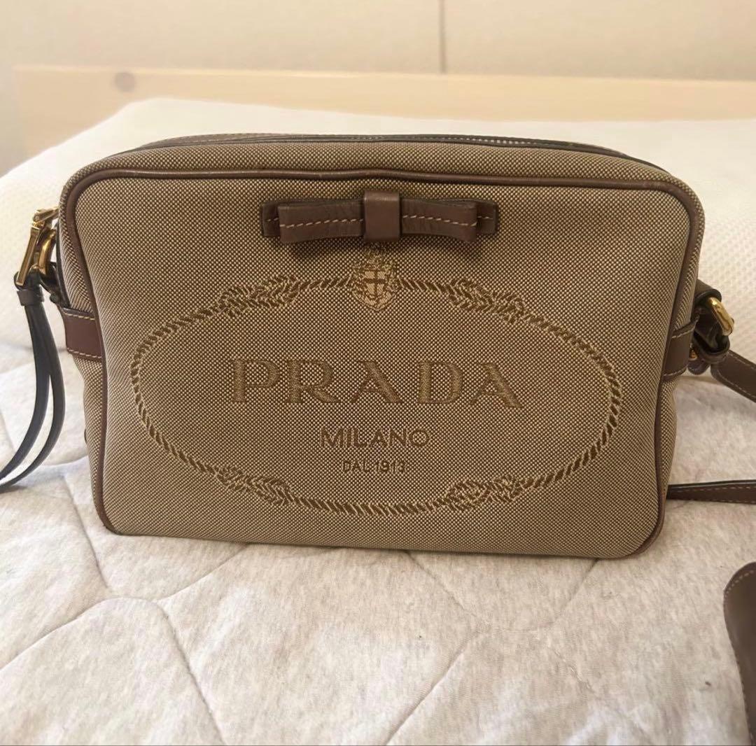 PRADA ベージュショルダーバッグ