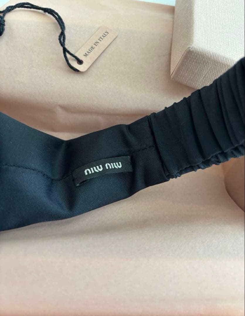 MIU MIU 2024ブラック ヘアバンド　カチューシャ