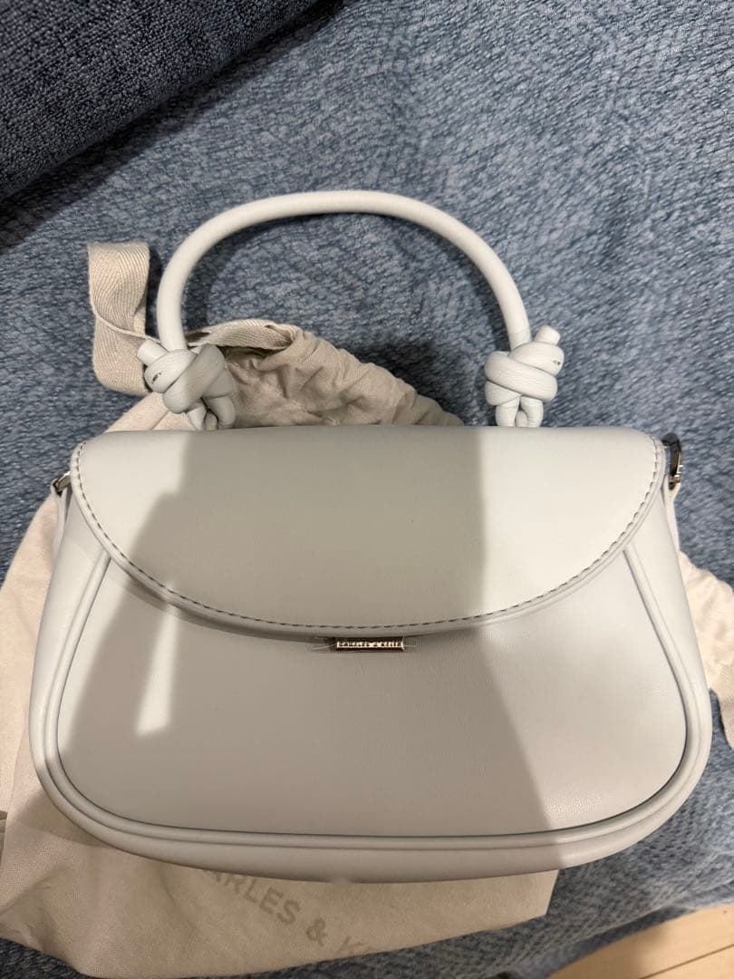 Charles Keith サミーノットハンドルフロントフラップバッグ