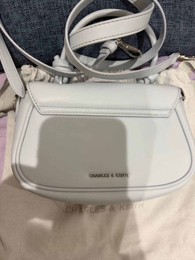 Charles Keith サミーノットハンドルフロントフラップバッグ