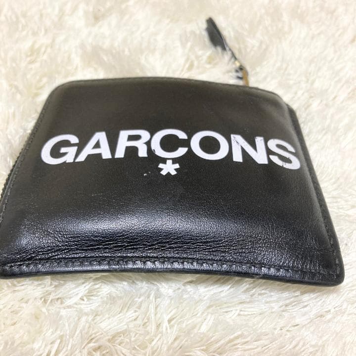 【コムデギャルソン】HUGE LOGOヒュージロゴL字ラウンドファスナー財布・黒