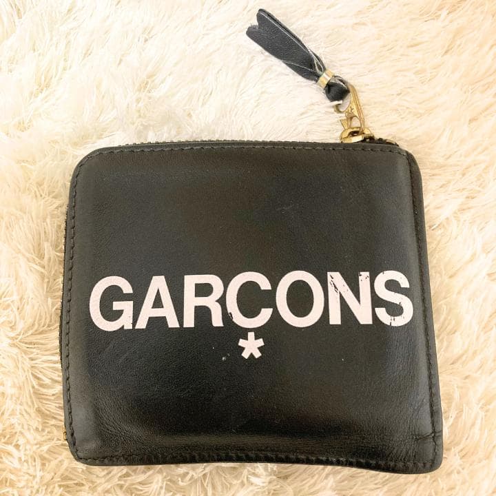 【コムデギャルソン】HUGE LOGOヒュージロゴL字ラウンドファスナー財布・黒