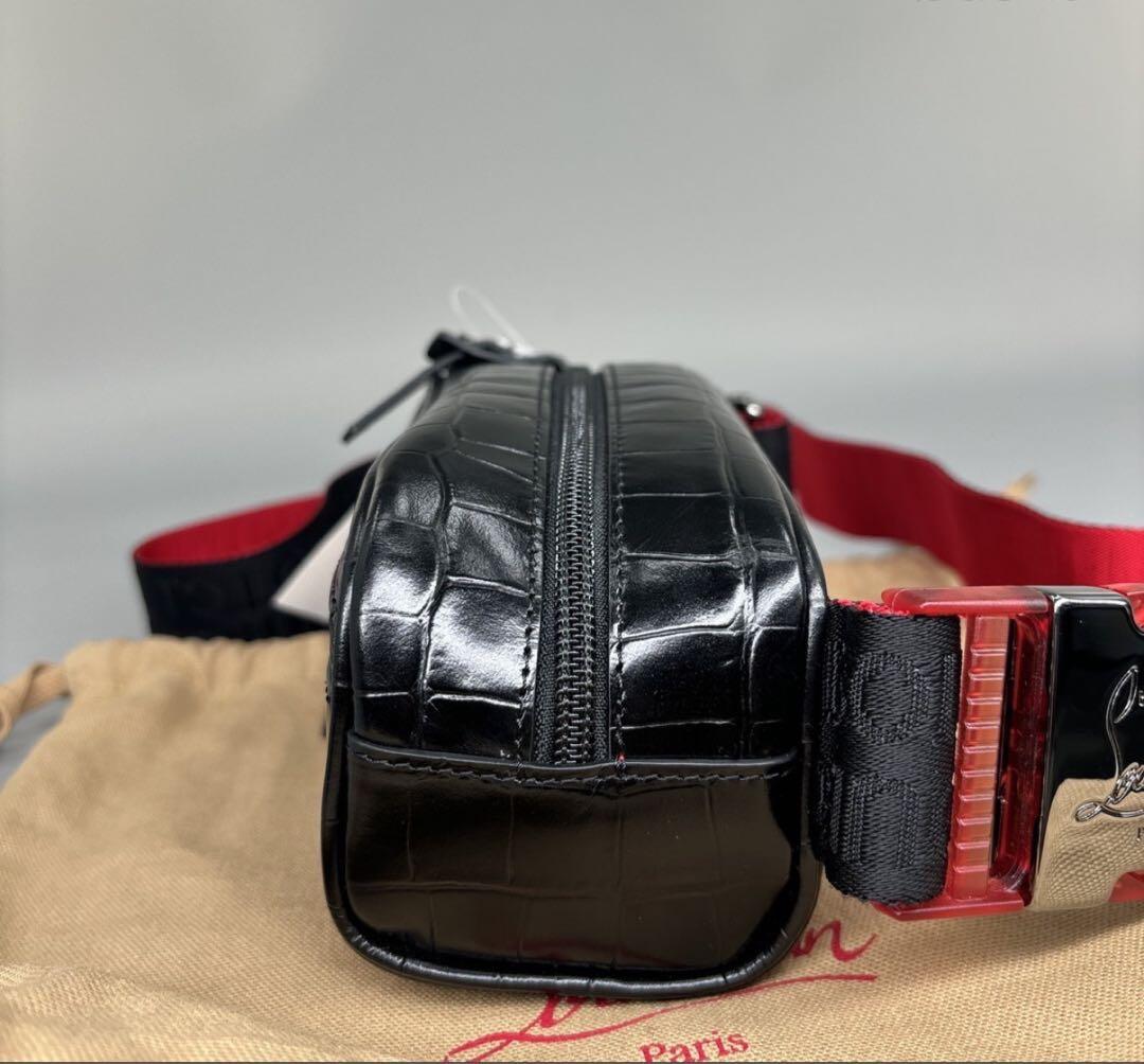 クリスチャン ルブタン　クロコ型押しレザー ボディバッグ ブラック