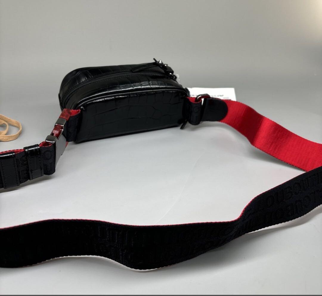 クリスチャン ルブタン　クロコ型押しレザー ボディバッグ ブラック