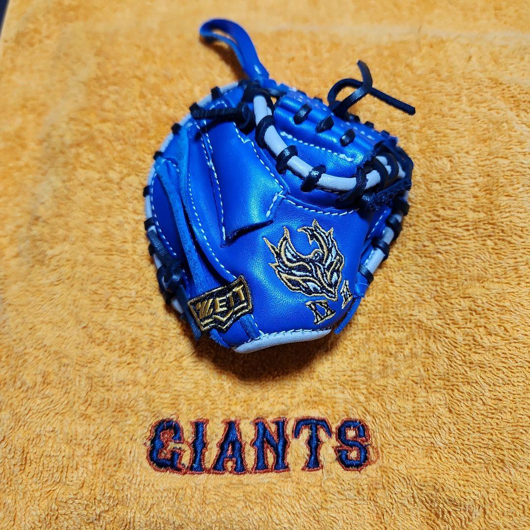 小林誠司選手サイン入りミニグローブ