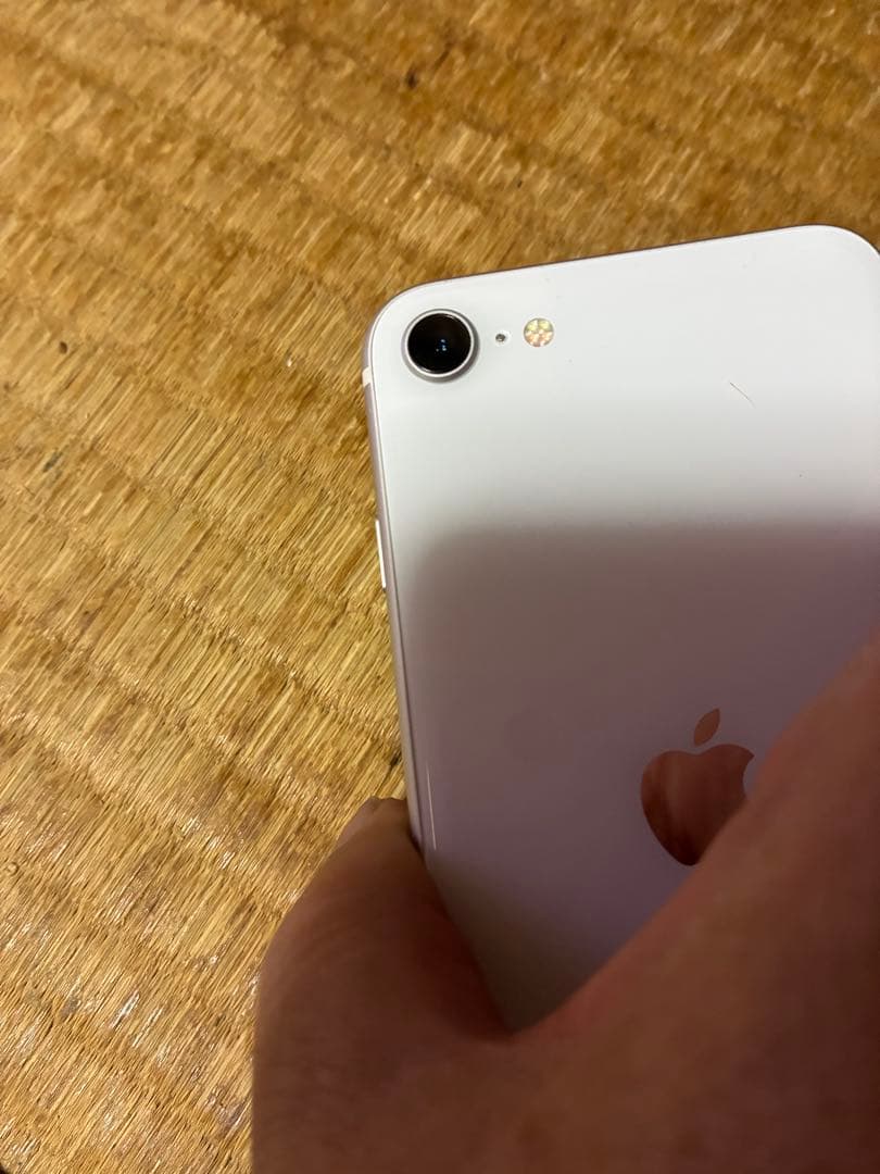 m*o様 iPhone se264ギガホワイトドコモ最大容量89%