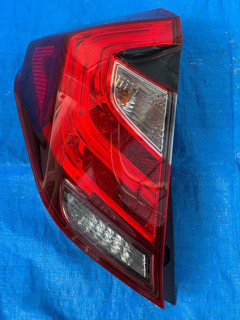 ト*ウ様 ホンダフィット GP6, GP5純正テールランプセット