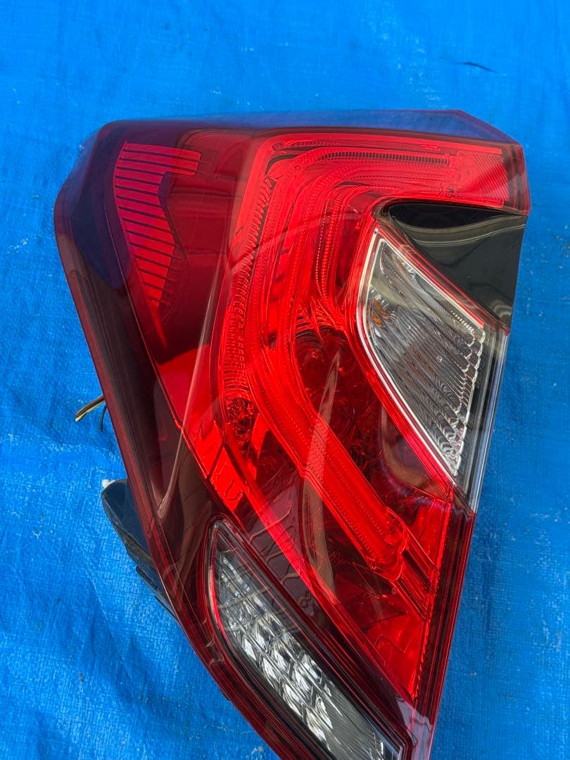 ト*ウ様 ホンダフィット GP6, GP5純正テールランプセット