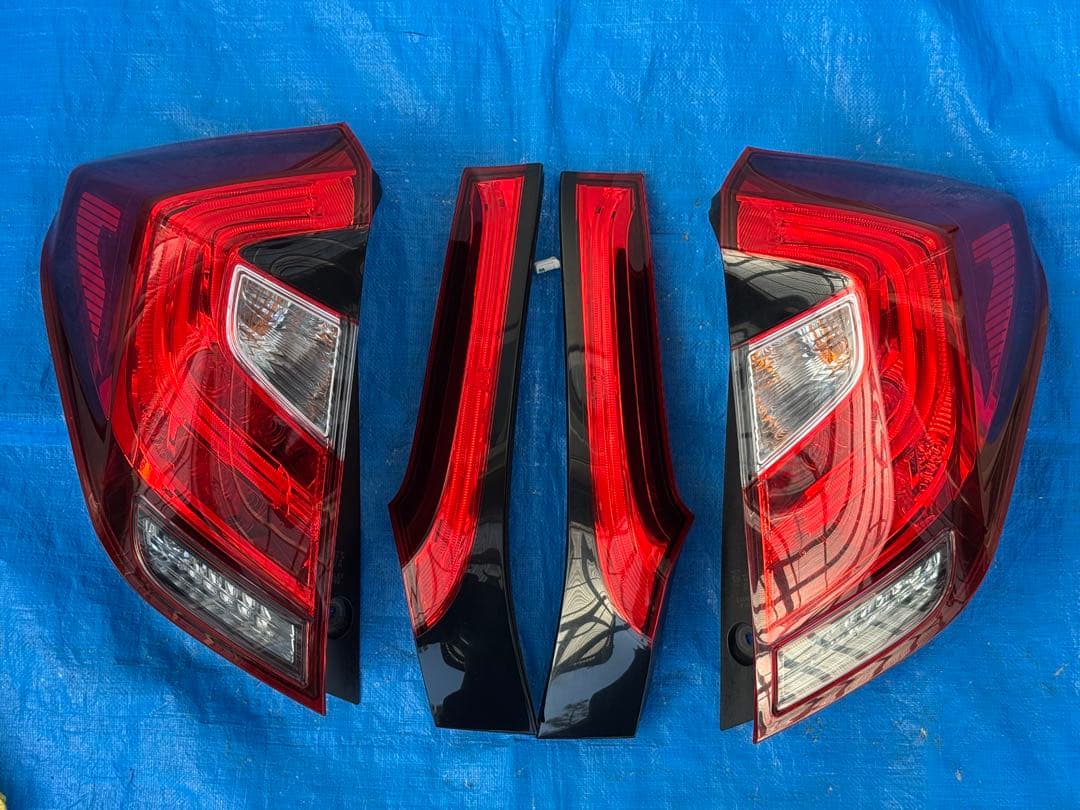 ト*ウ様 ホンダフィット GP6, GP5純正テールランプセット