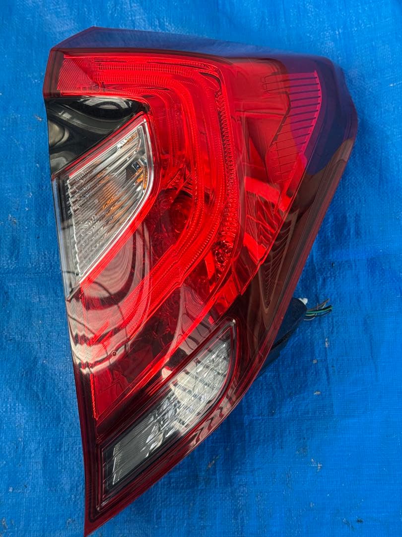 ト*ウ様 ホンダフィット GP6, GP5純正テールランプセット