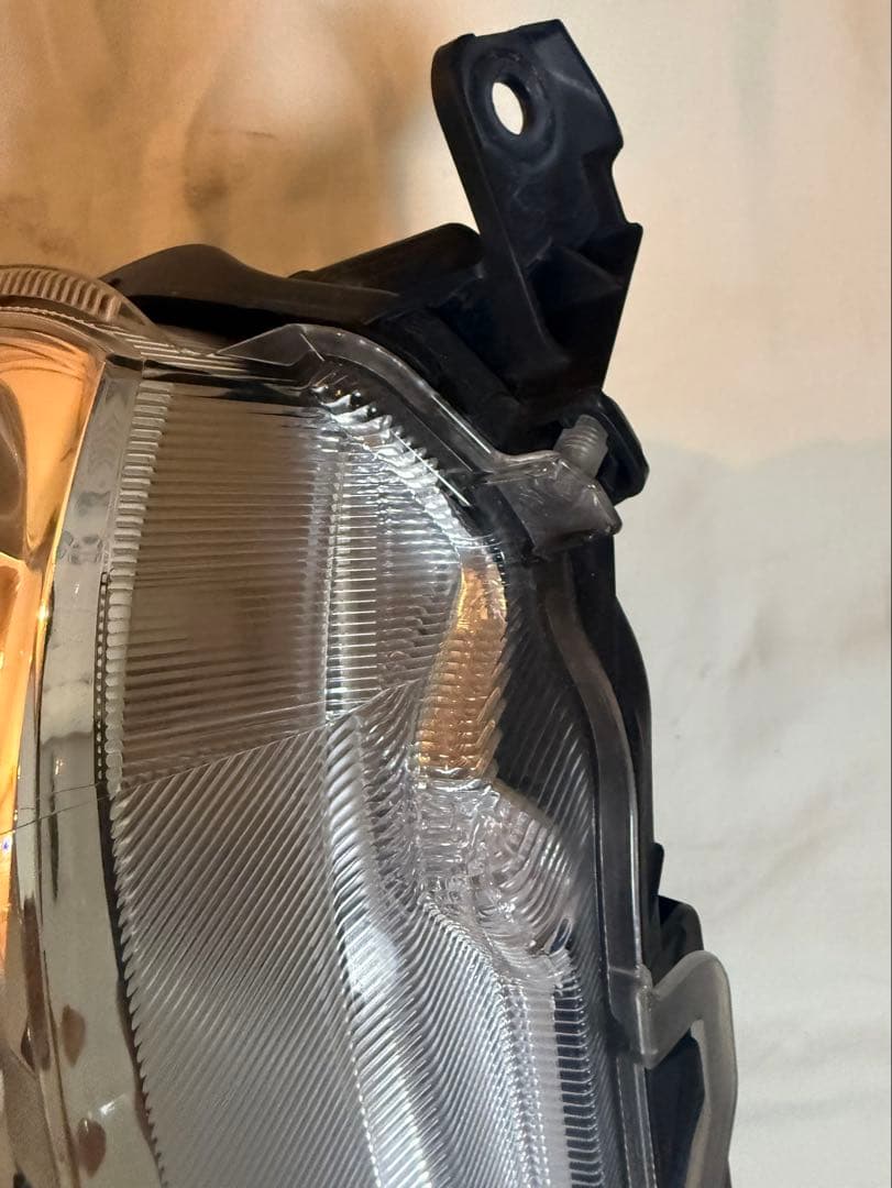 ダイハツ　ムーブキャンバス　右ヘッドライト