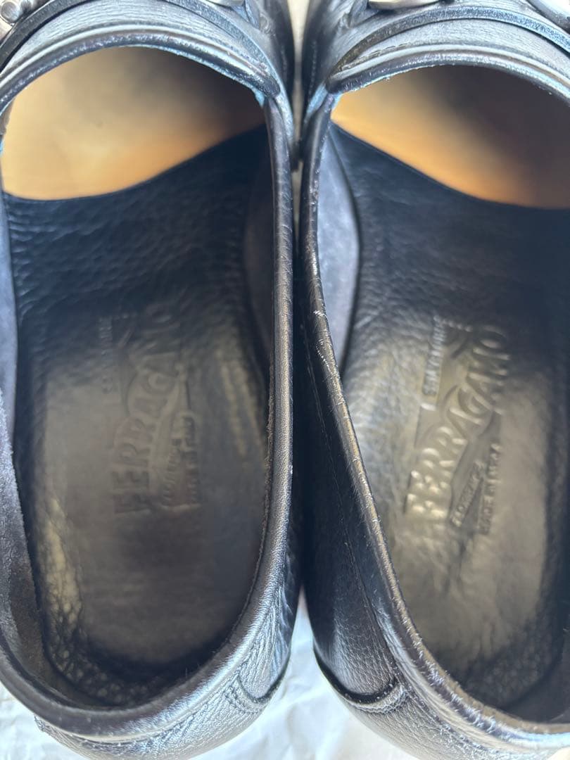 フェラガモ メンズ レザーローファー 金属バックル付き ブラック サイズ9.5