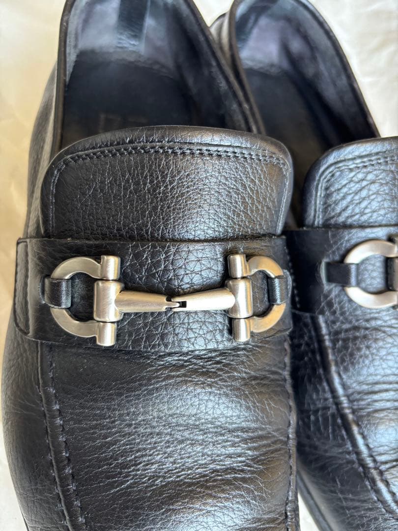 フェラガモ メンズ レザーローファー 金属バックル付き ブラック サイズ9.5