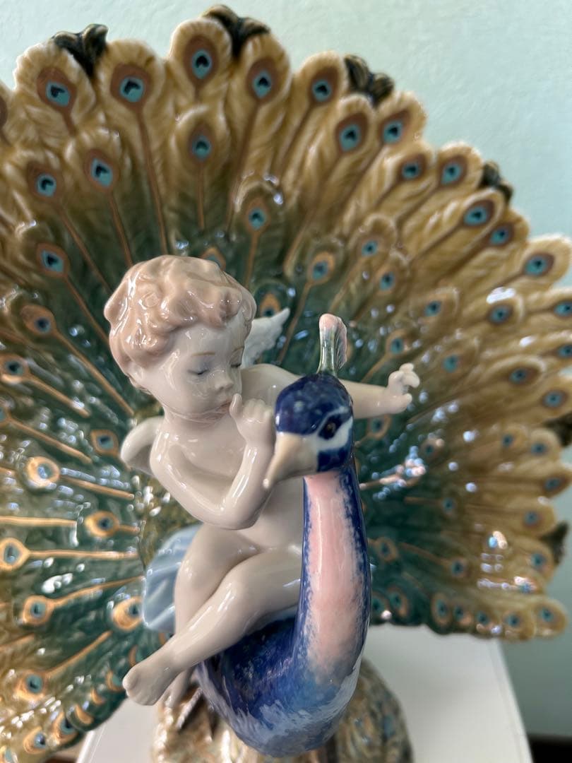 天使と孔雀の陶器置物