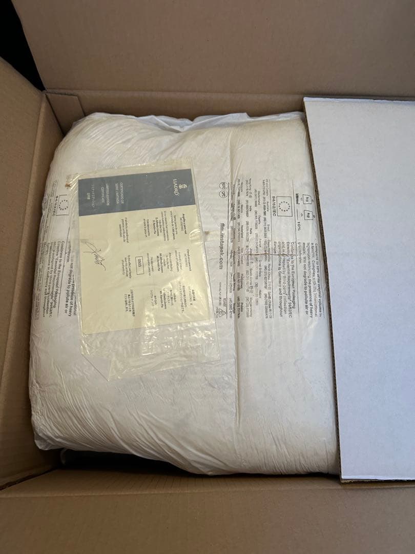 天使と孔雀の陶器置物