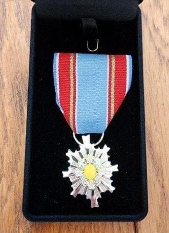 第4級防衛功労章災害派遣等の行動、箱は画像のベルベット物