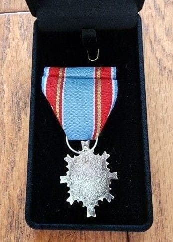 第4級防衛功労章災害派遣等の行動、箱は画像のベルベット物