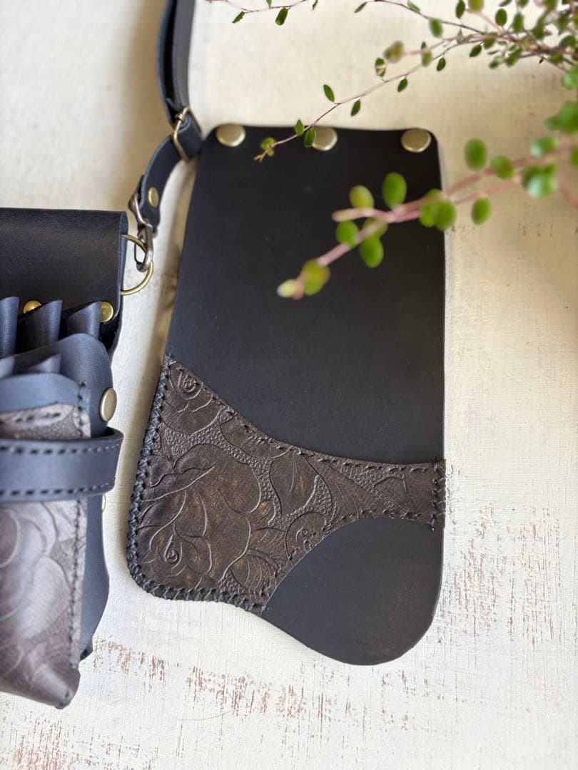 ヌメ革ブラック、ローズ型押しの蓋付き大容量シザーケース