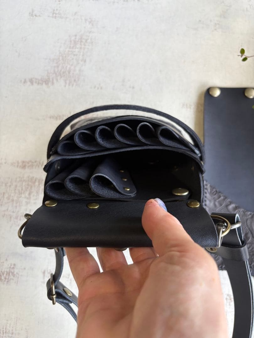 ヌメ革ブラック、ローズ型押しの蓋付き大容量シザーケース