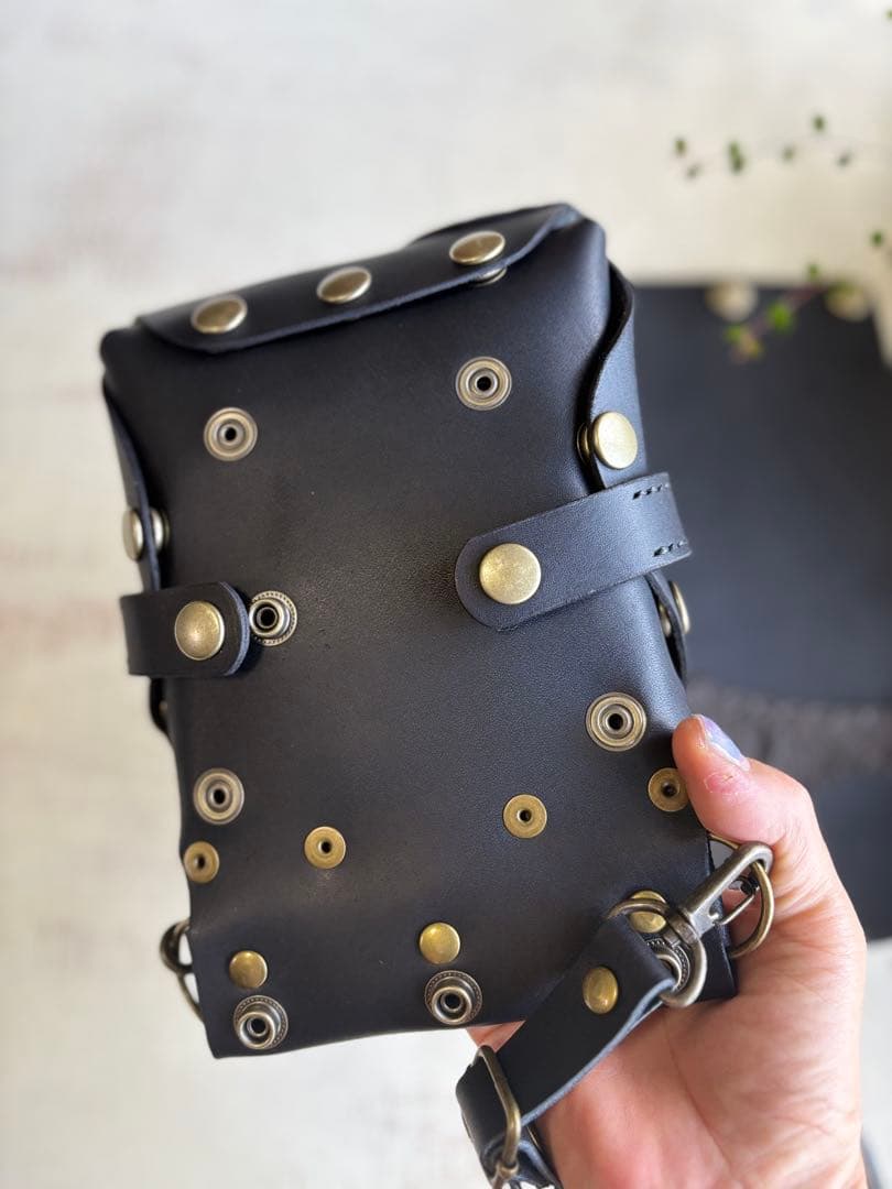 ヌメ革ブラック、ローズ型押しの蓋付き大容量シザーケース