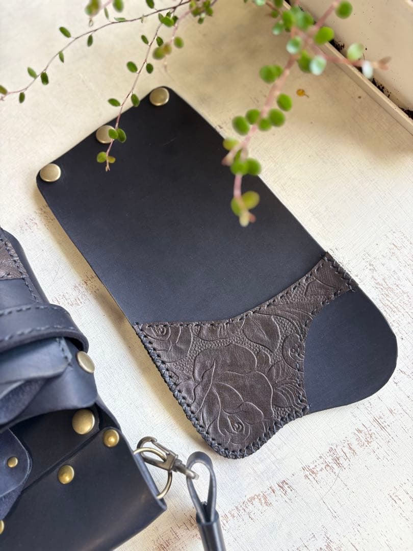 ヌメ革ブラック、ローズ型押しの蓋付き大容量シザーケース