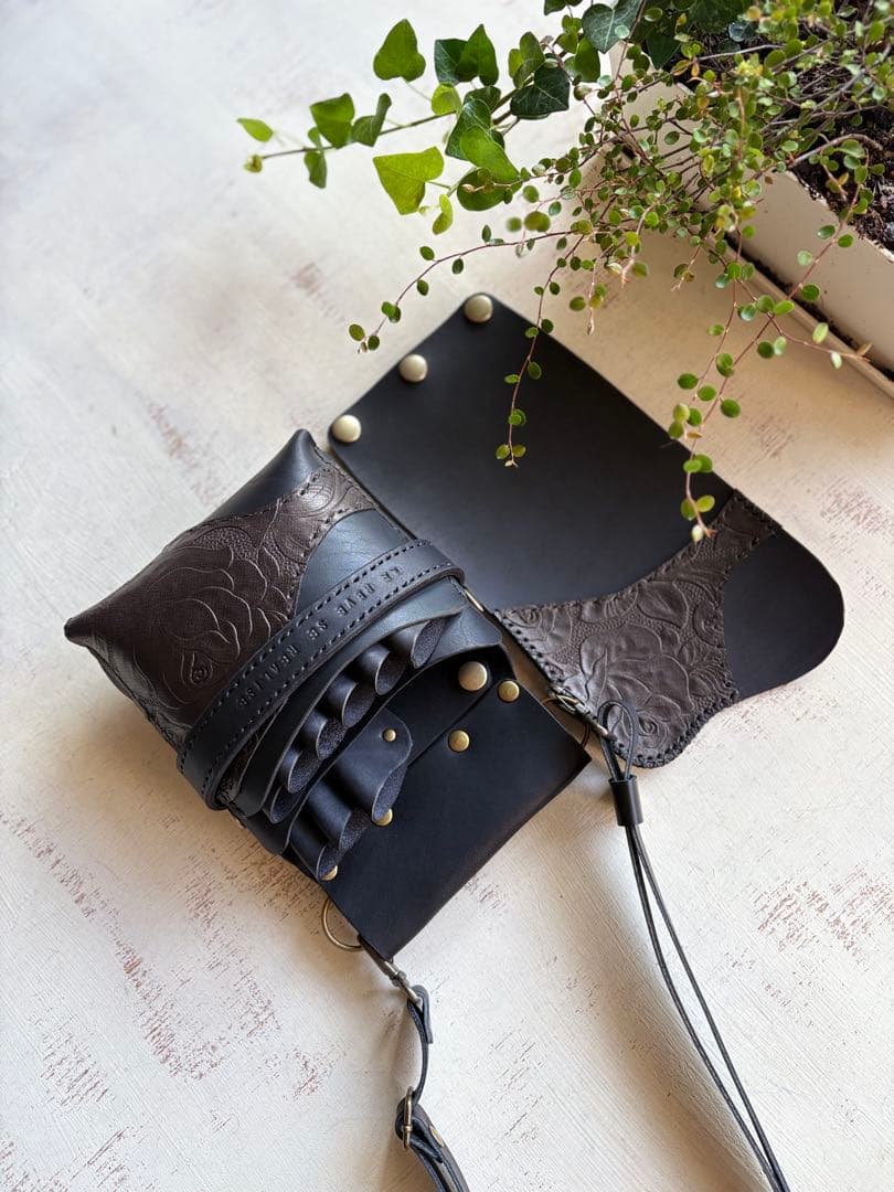 ヌメ革ブラック、ローズ型押しの蓋付き大容量シザーケース