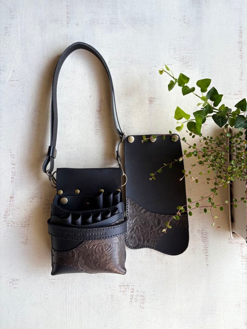 ヌメ革ブラック、ローズ型押しの蓋付き大容量シザーケース