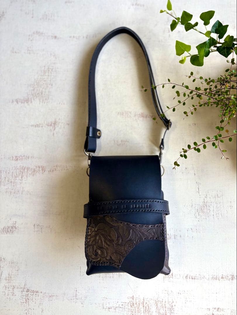 ヌメ革ブラック、ローズ型押しの蓋付き大容量シザーケース