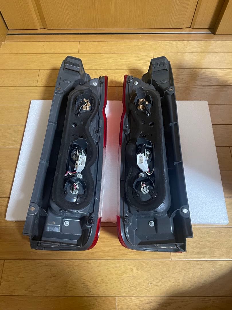 ハイエース　テールランプ　純正