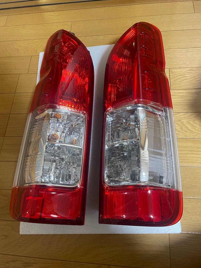 ハイエース　テールランプ　純正