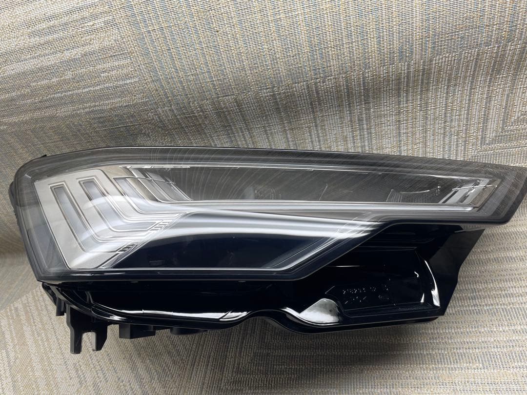 アウディ純正 F2DFBF A6 4A LED 右ライト 4K0941036A