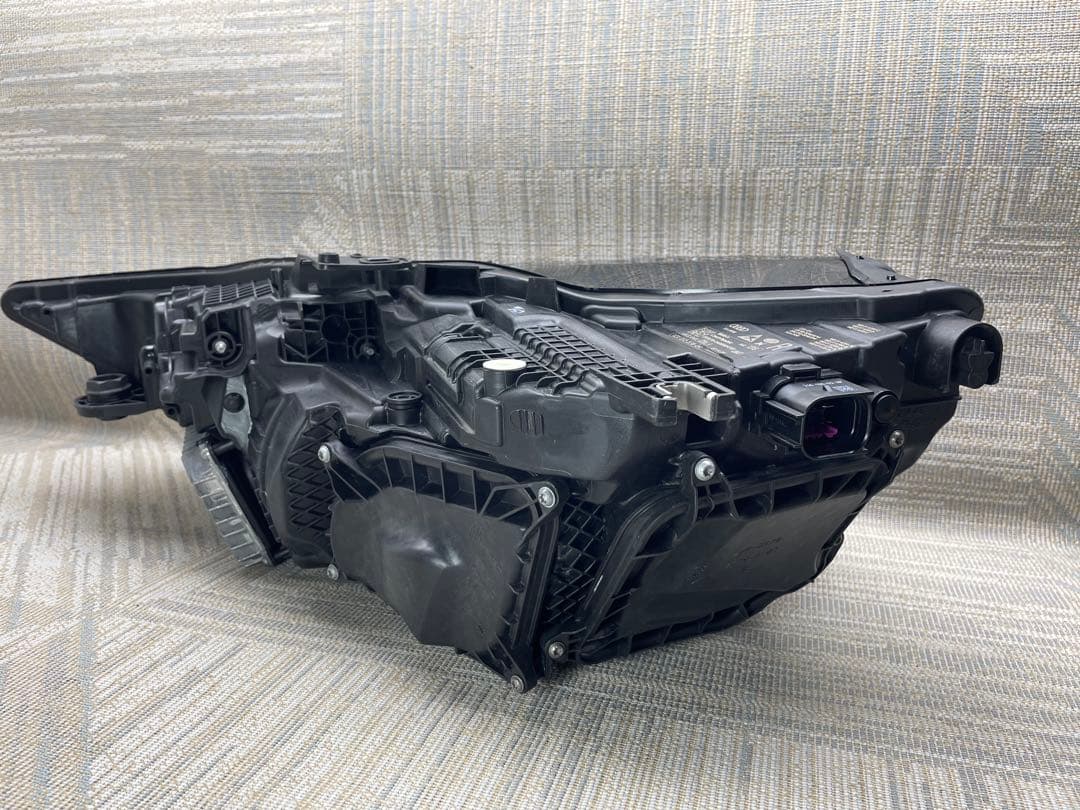 アウディ純正 F2DFBF A6 4A LED 右ライト 4K0941036A