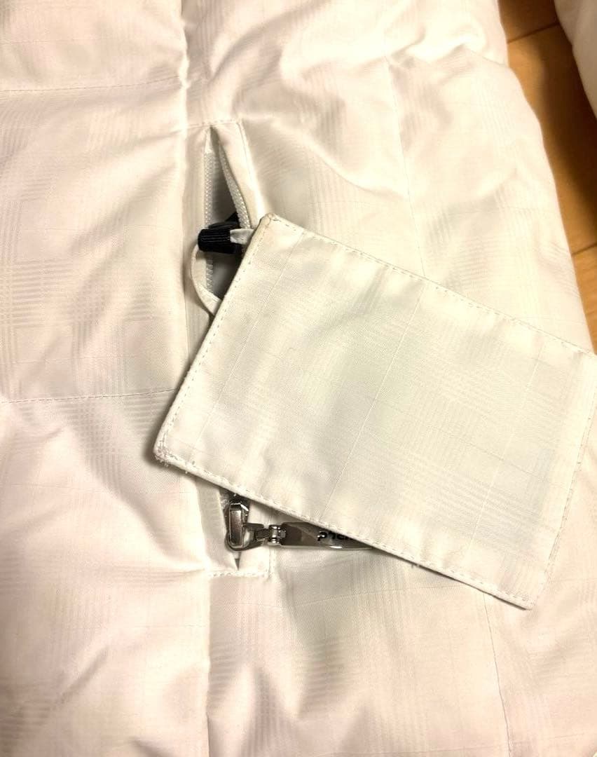 スキーウェアセット　ベージュファー付きホワイトジャケットとブラウンパンツ