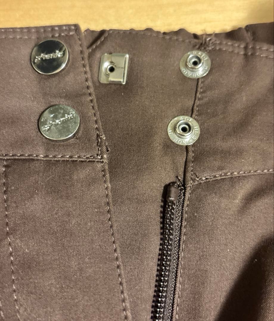 スキーウェアセット　ベージュファー付きホワイトジャケットとブラウンパンツ