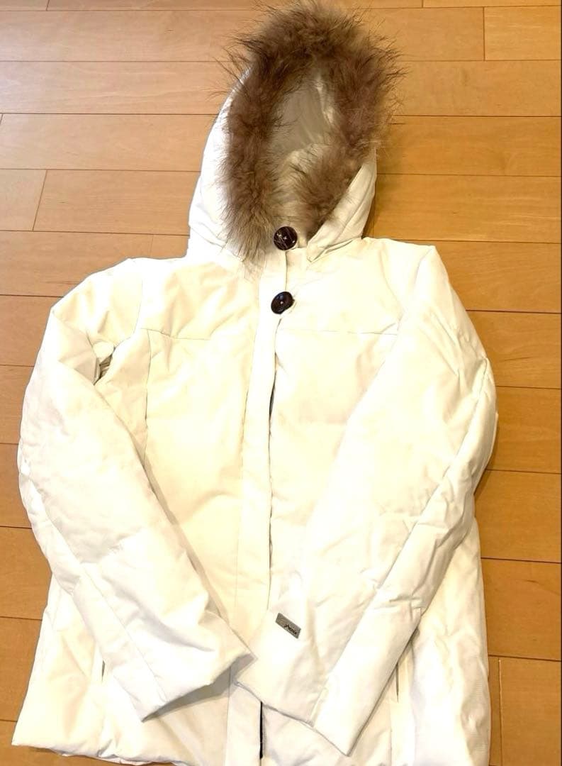 スキーウェアセット　ベージュファー付きホワイトジャケットとブラウンパンツ