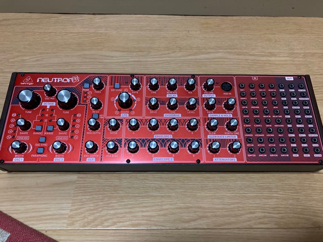 BEHRINGER NEUTRON セミモジュラー アナログシンセ