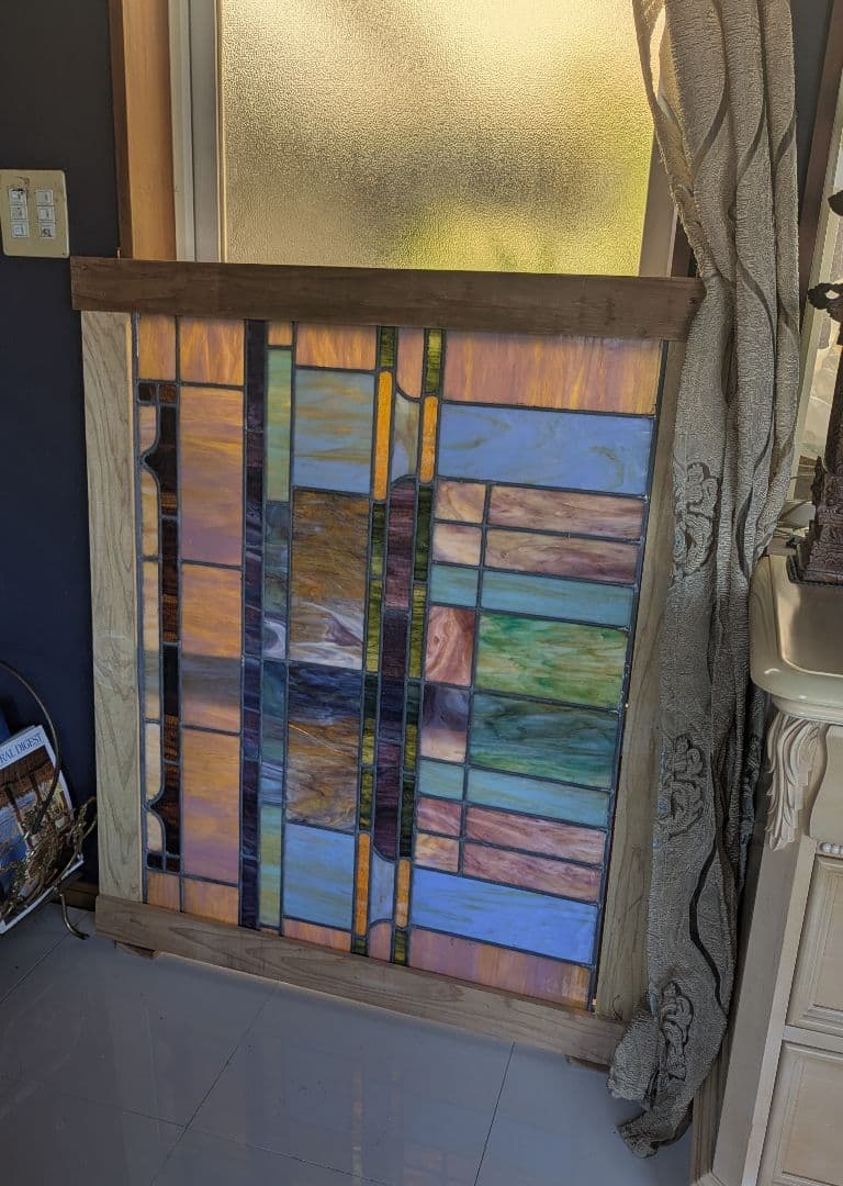 迫力108cm×76cm　静謐な彩りを宿す　ステンドグラス　ディスプレイ