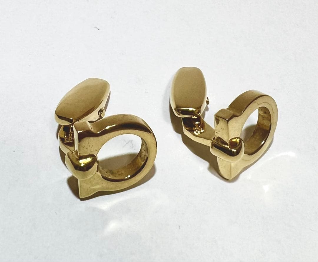 サルヴァトーレフェラガモ カフリンクス ゴールド