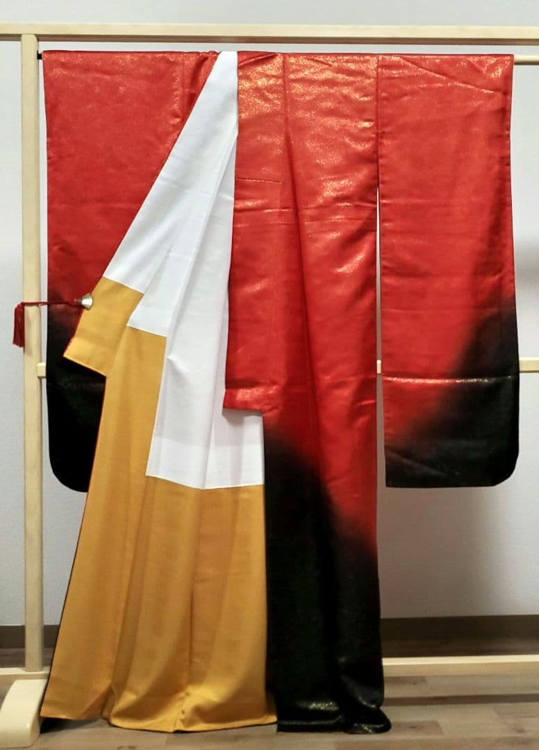 C 豪華 シンプルデザイン 金通し 赤 黒 正絹 振袖 成人式 着物