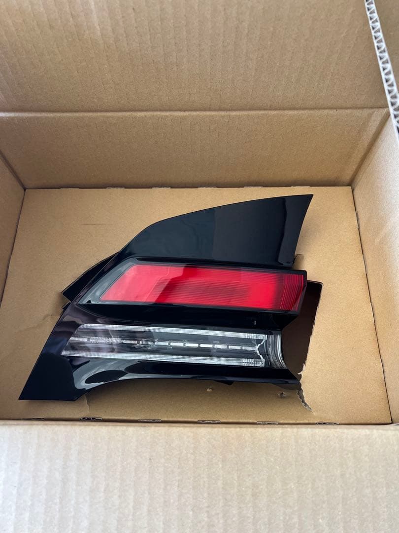 60プリウス　Zグレード　中古テールライト3点セット