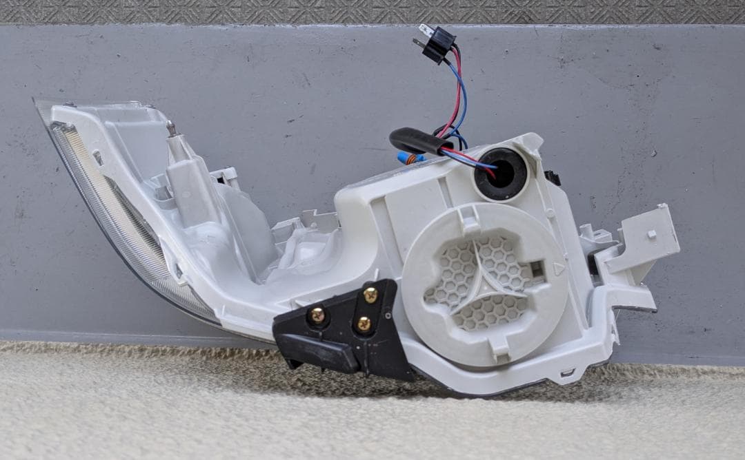 トヨタ　200系４型　ハイエース　ヘッドライト　左右　中古　社外品