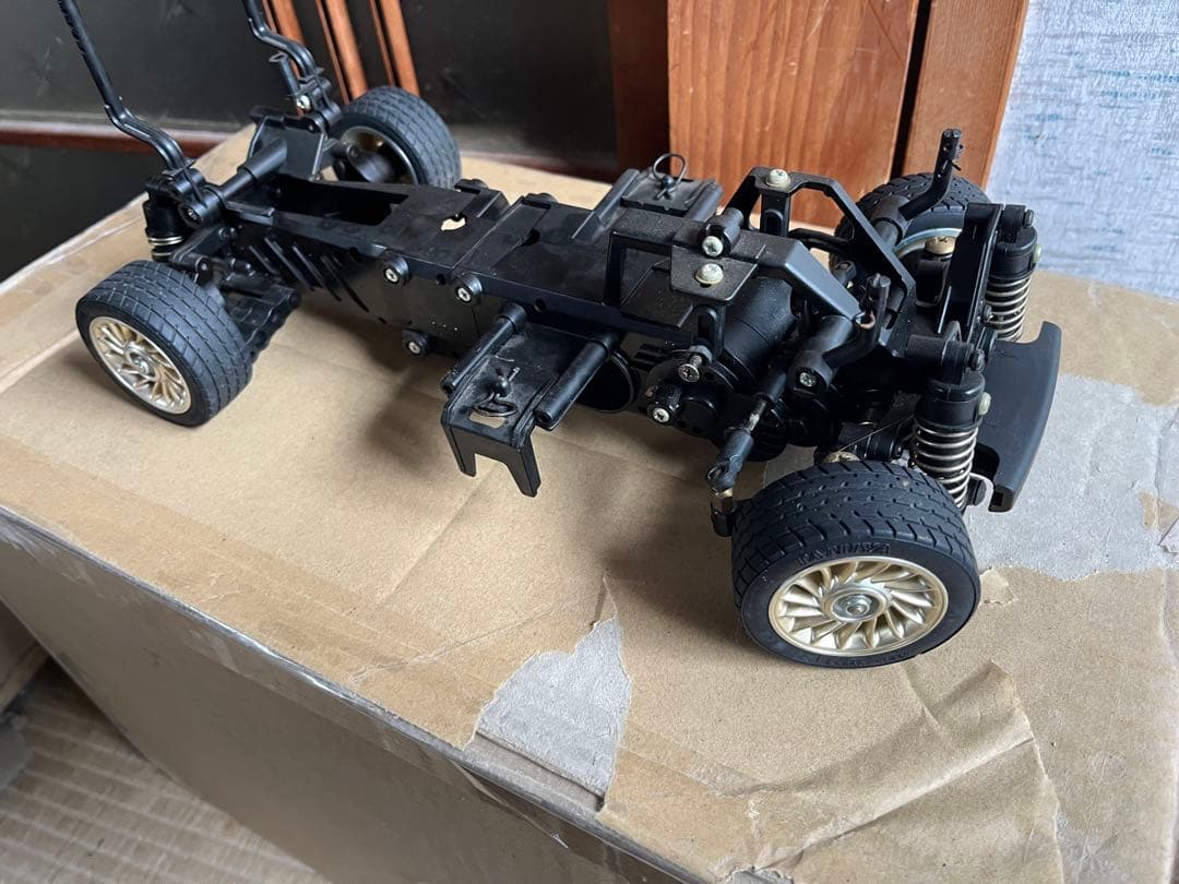 トヨタ bB 初代タイプ1/10スケール ラジコンカー シルバーボディ、シャーシ